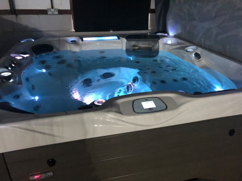 Evolution U7Hot Tub