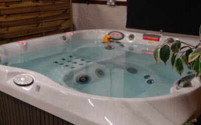 Jacuzzi J335 Hot Tub - 2009