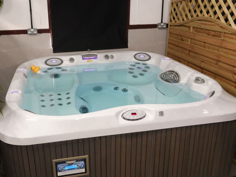 Jacuzzi J335 Hot Tub - 2009Hot Tub