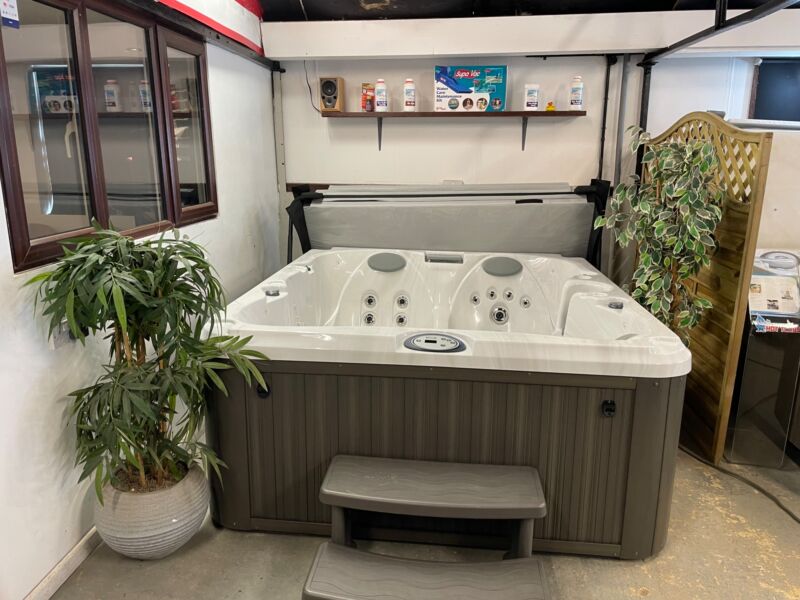 2020 Jacuzzi J-225 Current ModelHot Tub