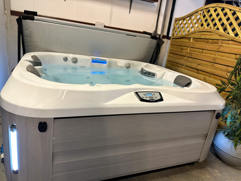Jacuzzi J315IP 2020 - Current ModelHot Tub