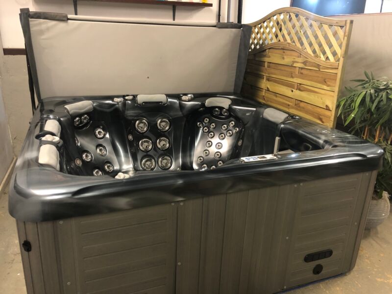 LA Spa American (2011)Hot Tub