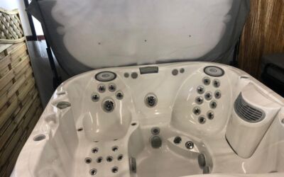 Jacuzzi J335 2017