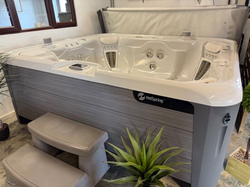 Hot Spring GrandeeHot Tub