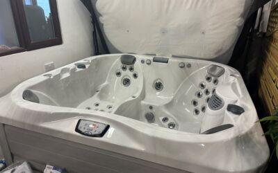 Jacuzzi J335 (New Model)