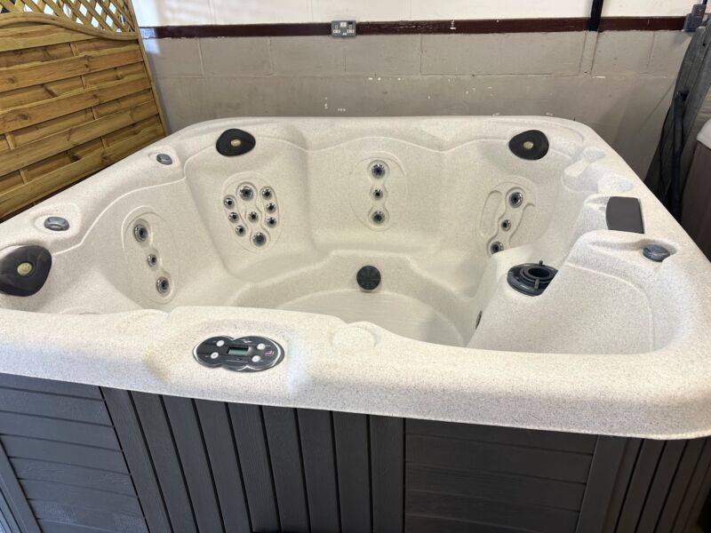 Force 8 Hot TubHot Tub