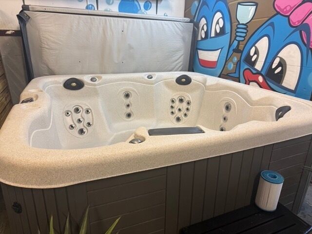 Force 8 Hot TubHot Tub