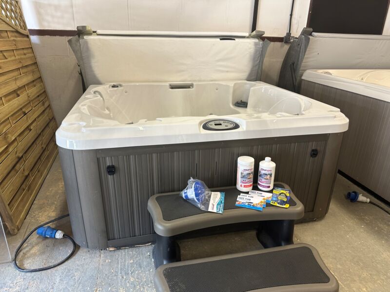 Jacuzzi J215 Hot TubHot Tub