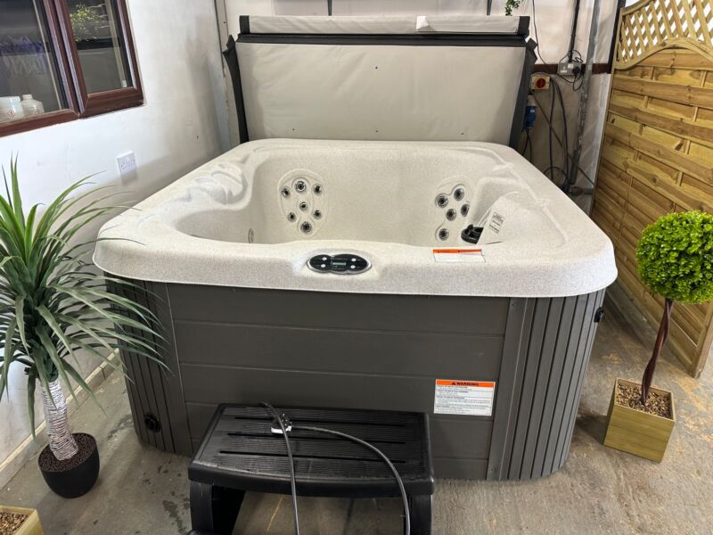 Getaway 4 Seat Hot Tub 13 Amp (Normal Plug Socket) (Age 2022)Hot Tub